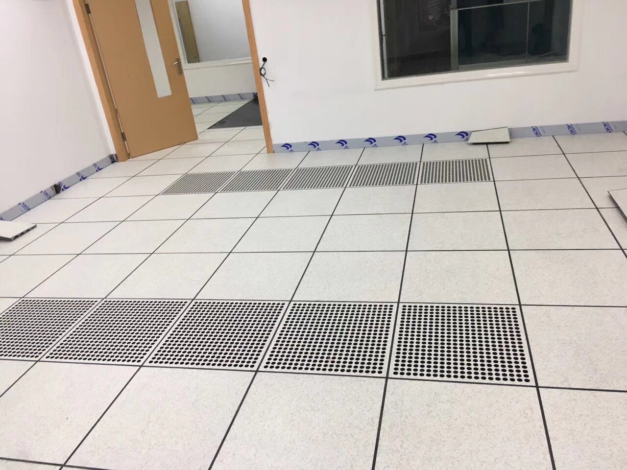 防静电地板施工与运维规范：长效防静电，从安装到保养