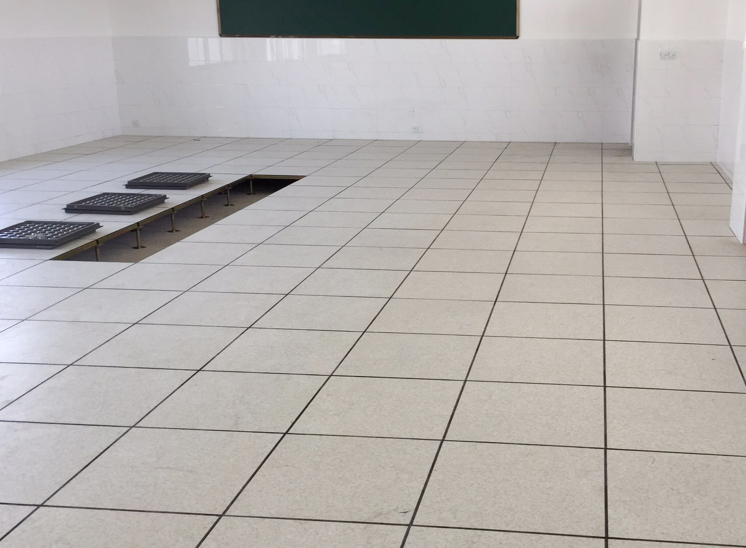 防静电地板在学校机房与实训室的应用